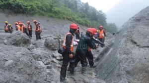 Más de 900 muertos en Nepal y empiezan entierros masivos: una catástrofe de «magnitud inimaginable y desgarradora»