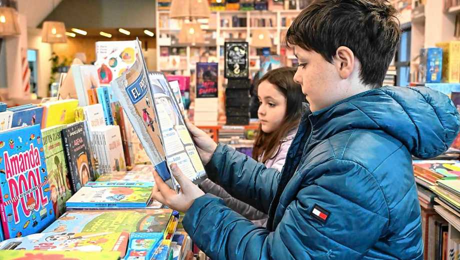 Niño leyendo un libro
