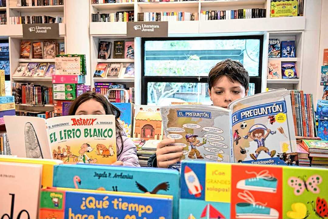 Niños leyendo