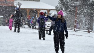 En fotos: la nieve cubrió todo en Bariloche y los turistas disfrutaron