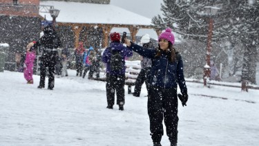 En fotos: la nieve cubrió todo en Bariloche y los turistas disfrutaron