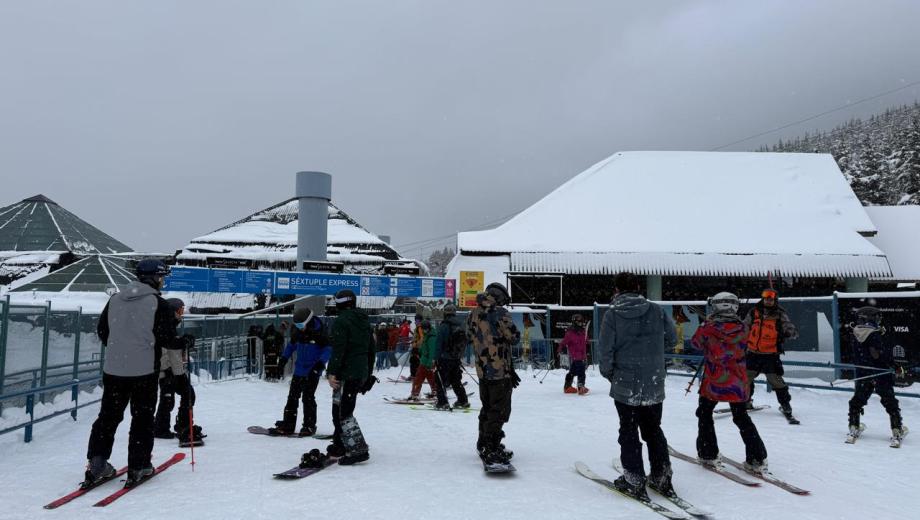 El cerro Catedral vive a pleno los días de esquí y snowboard con la nieve renovada en Bariloche. Foto: Gentileza Tus Placas