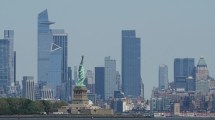 Imagen de Volcó un barco en Nueva York y murieron una mujer y un bebé: acusarán al capitán de la embarcación
