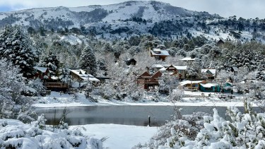 Entre lagos y araucarias: por qué Villa Pehuenia es uno de los grandes destinos del invierno