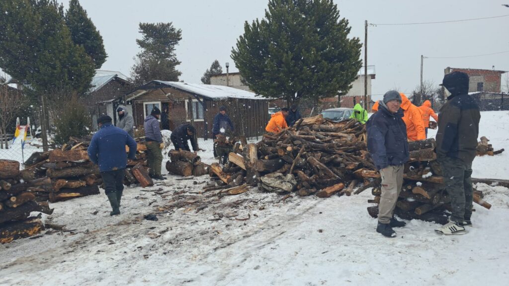 La Municipalidad de Bariloche refuerza la entrega de leña ante nevadas intensas