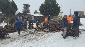 Por las intensas nevadas, la Municipalidad reforzó la entrega de leña a familias de Bariloche