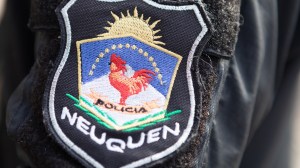 Formulan cargos a una pareja por raid delictivo en Junín de los Andes: ella robó un patrullero y lo tiró al río