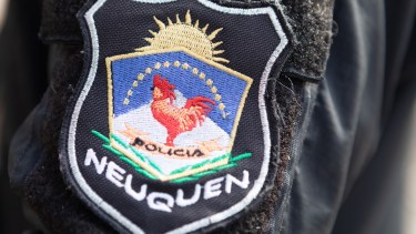 Formulan cargos a una pareja por raid delictivo en Junín de los Andes: ella robó un patrullero y lo tiró al río