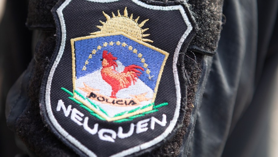 Formulan cargos a una pareja por raid delictivo en Junín de los Andes: ella robó un patrullero y lo tiró al río