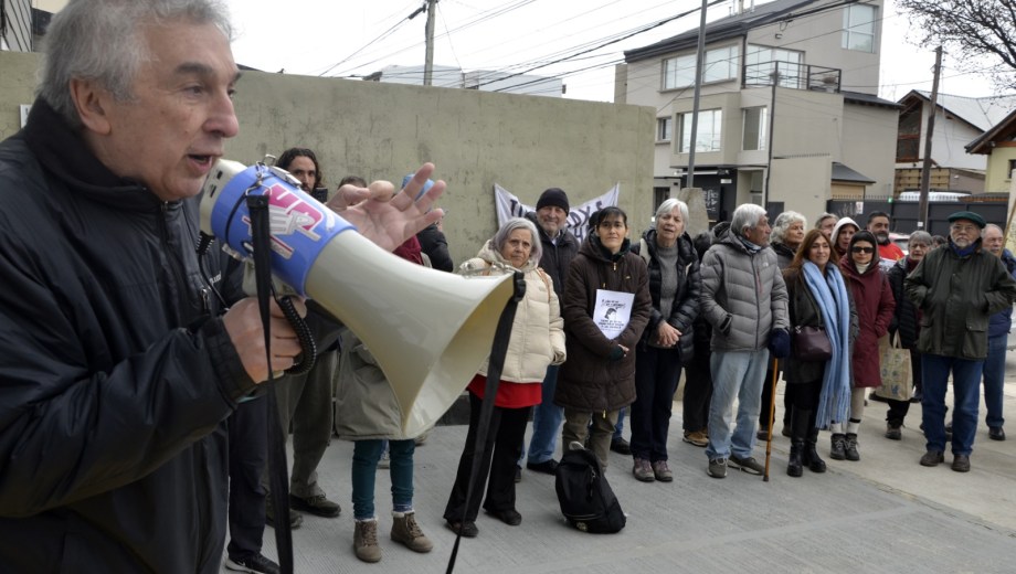 Afiliados al PAMI reclamaron en una de las dependencias de Bariloche, ante el recorte de prestaciones. Foto: Chino Leiva