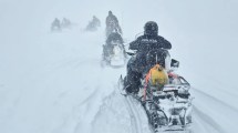 Imagen de Rescataron a turistas varados y asistieron a familias aisladas por la nieve: así es el trabajo con motonieves en Neuquén