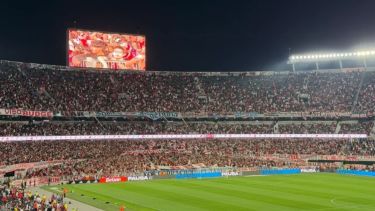 Murió un hincha de River durante el partido frente a Independiente Santa Fe: qué se sabe de lo sucedido en el Monumental