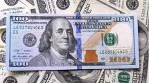 Imagen de El dólar oficial abrió la semana en alza, superó la barrera de los $1.500 y alcanzó un nuevo récord nominal