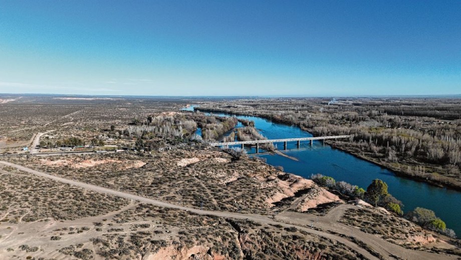 El río Negro no siempre cruzó por este paisaje, que antes de un valle fue planicie. Foto: Diario Rio Negro.