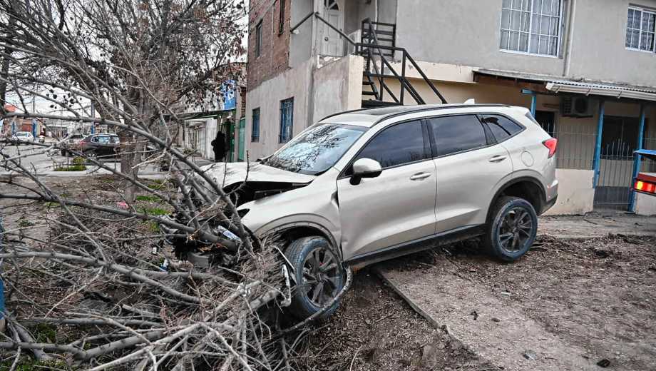 Impactante accidente en Roca: alcoholizado, chocó contra un poste y terminó sobre una vereda