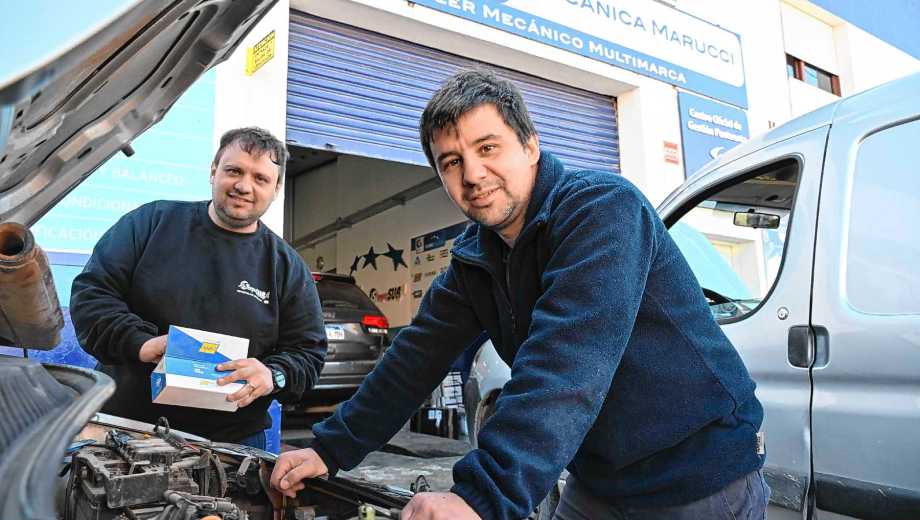 Mariano y Ariel Marucci, transitan junto a su padre la transformación del negocio familiar con el Eurotaller Mécánica Marucci e Inyecsur, la amplia casa de repuestos de la firma. (Foto/Alejandro Carnevale)