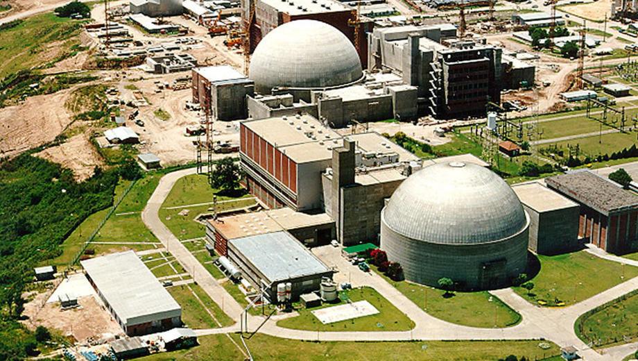 Fotografía de archivo que muestra una vista aérea de las centrales nucleares Atucha I (abajo) y Atucha II (arriba). EFE/Comisión Nacional de Energía Atómica
