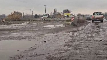 Lluvias en el Alto Valle: así quedó la Ruta 22 y advierten por el daño del tránsito pesado en la 151