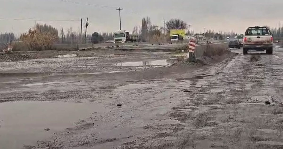 Lluvias en el Alto Valle: así quedó la Ruta 22 y advierten por el daño del tránsito pesado en la 151