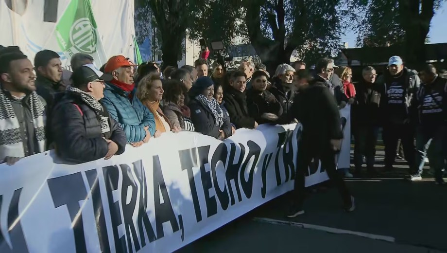 Organizaciones sociales y sindicatos marcharon a Plaza de Mayo y encabezaron un acto por San Cayetano.