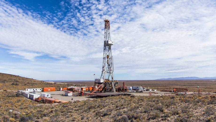 La intensa actividad en los bloques no convencionales de Vaca Muerta permite batir récords de producción históricos, respaldada por un Capex conjunto que superó los US$ 3.100 millones en solo seis meses. Foto gentileza.