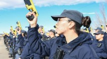 Imagen de Un hombre con cuchillo que arremetió contra la policía: el motivo del primer uso de las pistolas Taser en Neuquén