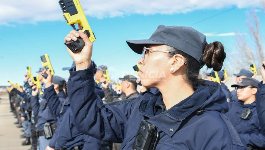Un hombre con cuchillo que arremetió contra la policía, el motivo del primer uso de las pistolas Taser en Neuquén
