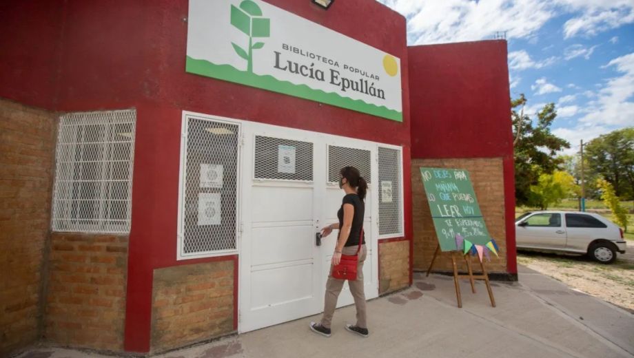 Biblioteca Lucía Epullán está ubicada en Alem y Piedrabuena. Foto: archivo.