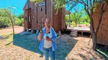 Imagen de A los 52 años, Carina construyó su refugio de 21 m2 en un paraíso de Córdoba: madera, paneles solares y jacuzzi