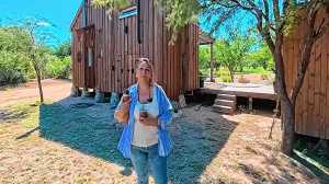 A los 52 años, Carina construyó su refugio de 21 m2 en un paraíso de Córdoba: madera, paneles solares y jacuzzi