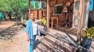 A los 52 años, Carina construyó su refugio de 21 m2 en un paraíso de Córdoba: madera, paneles solares y jacuzzi