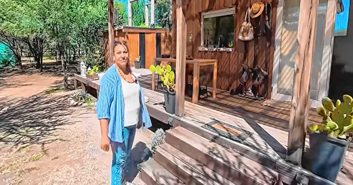 Una mujer de 52 años construyó su cabaña de 21 m² en medio de la naturaleza