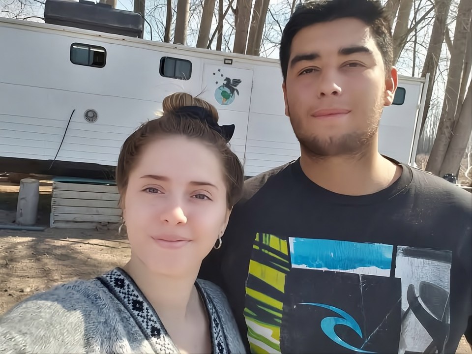 Julieta y Ramiro, junto al tráiler donde todo empezó.