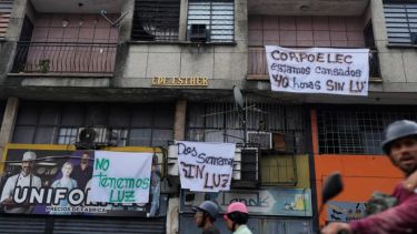 Fuerte temporal por una onda tropical en Venezuela causó inundaciones y un apagón