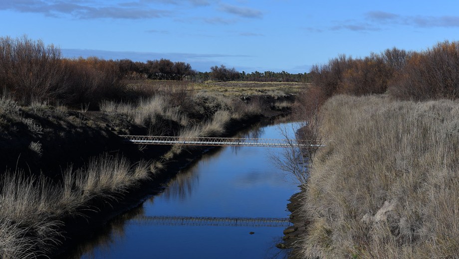 La nueva normativa busca fortalecer la gestión compartida del agua y el mantenimiento de canales, tomas y otras obras hidráulicas en Río Negro. Foto. Mauricio Martin.