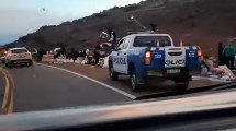 Imagen de Volcó un camión en la Ruta 237 y vecinos se llevaron gran parte de la carga