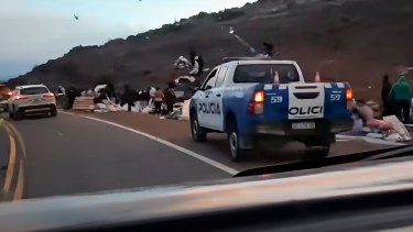 Volcó un camión en la Ruta 237 y vecinos se llevaron gran parte de la carga