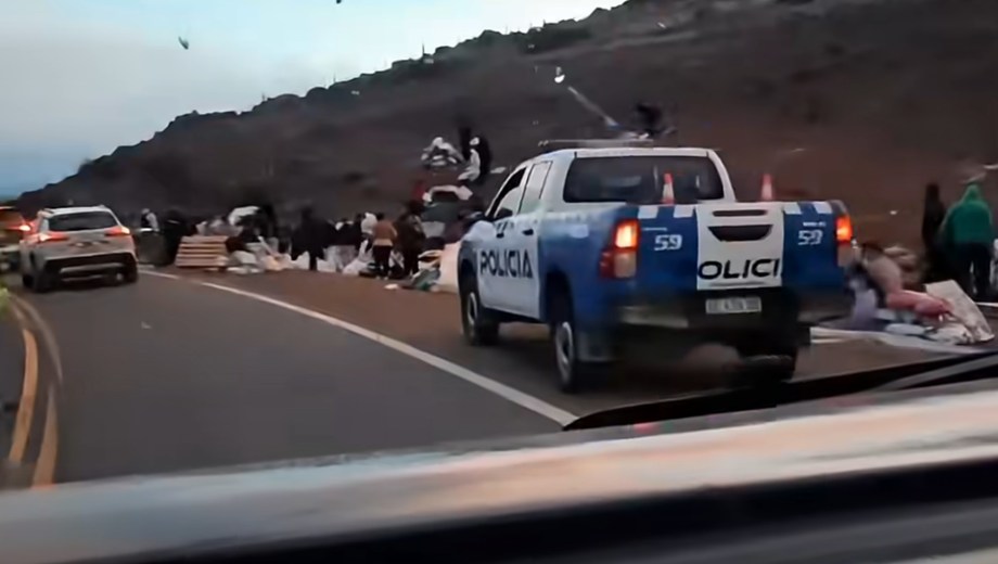 Un camión volcó sobre la Ruta 237 y la gente se llevó gran parte de la carga.
