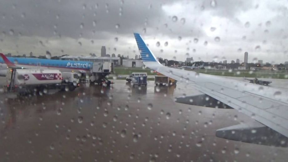 Vuelos demorados por las tormentas en Buenos Aires