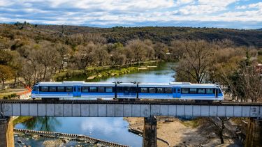 El tren turístico que atraviesa sierras y ríos por menos de $1.000
