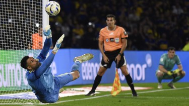 Montero fue héroe y Boca eliminó a Vélez por penales en los octavos de final de la Copa Argentina