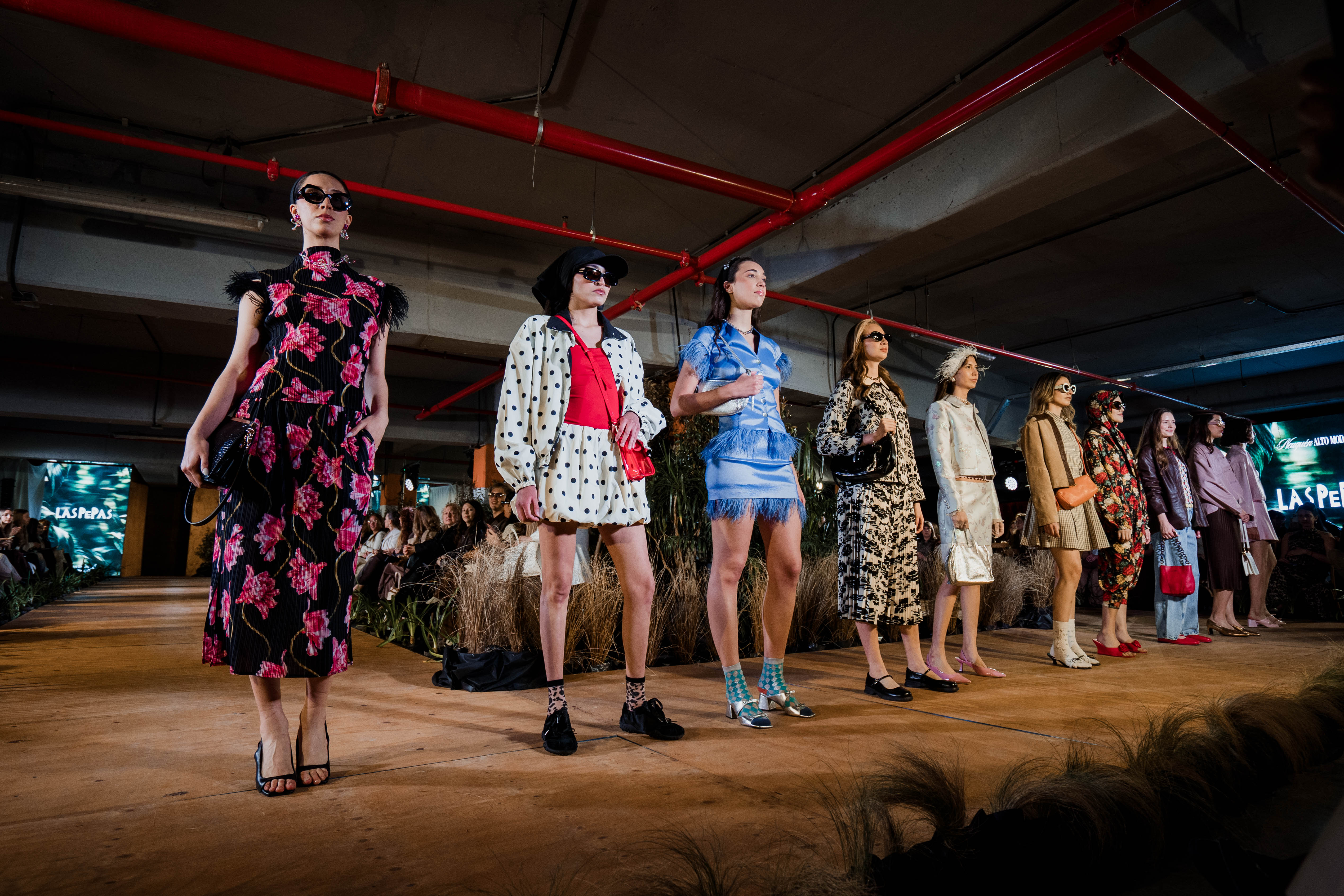 Tendencias primavera-verano 2027: colores pastel y brillo natural en la moda