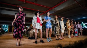 Tendencias primavera-verano 2027: colores pastel, ondas suaves y brillo natural marcan la temporada