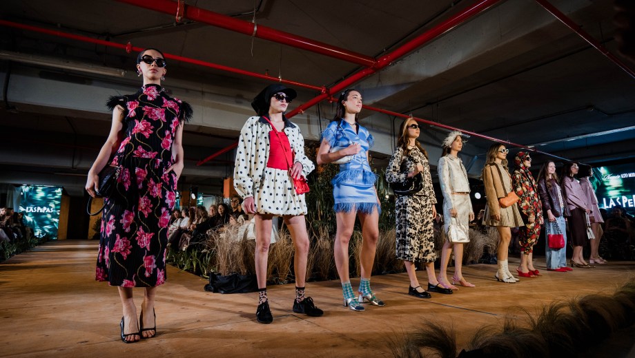  La temporada primavera-verano 2027 apuesta por colores, estampados y detalles que aportan diversión a los looks. Foto: gentileza.