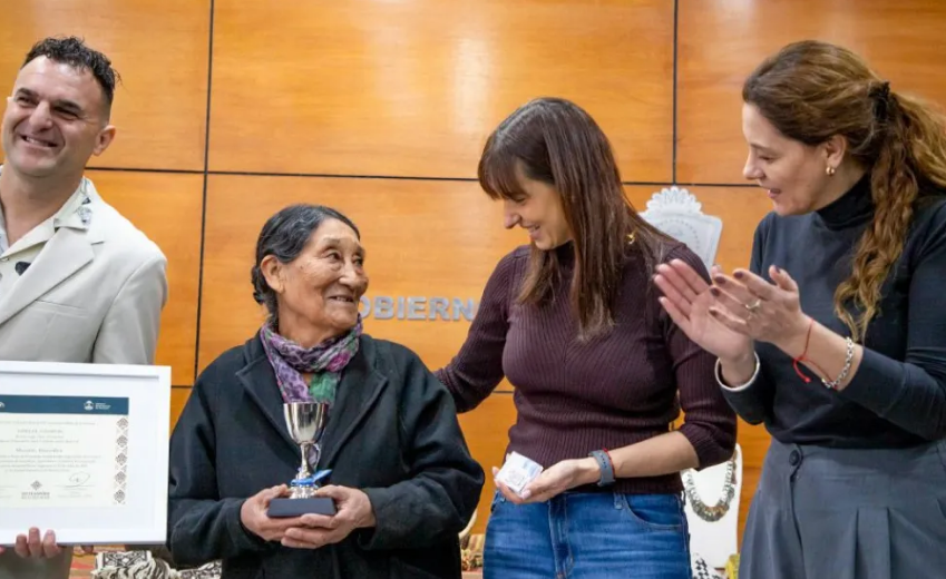 Tejer, enseñar y transmitir: el reconocimiento a una artesana neuquina después de toda una vida