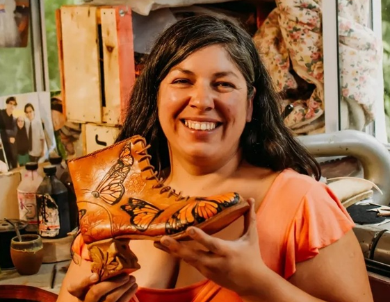 Alejandra es diseñadora gráfica, comunicadora y artesana.  Foto: gentileza