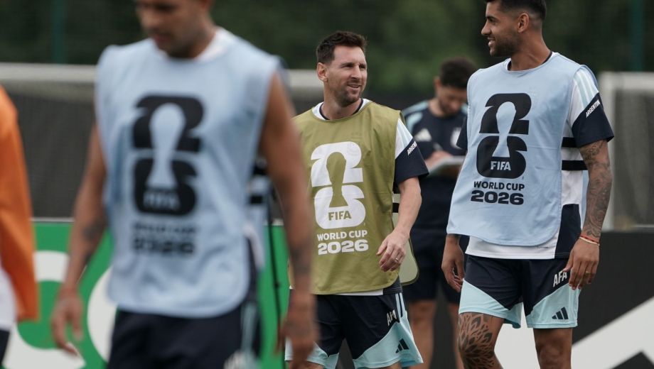 El 10 dejó la Selección y el central de Atlético Madrid se quedará con la cinta. (Archivo Clarín Fotografía)