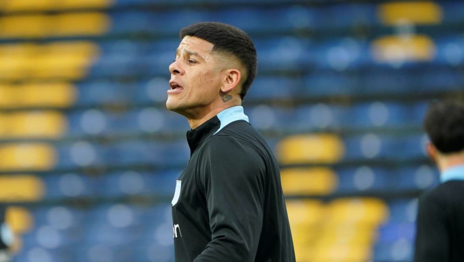 Rojo, en el Gigante de Arroyito, antes del partido ante Boca. ¿Habrá sido su último partido en la Academia?. (Clarín Fotografía)