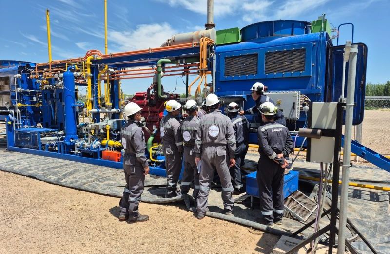 La llegada de los nuevos motocompresores a Estación Fernández Oro marca el inicio de una nueva etapa operativa enfocada en el almacenamiento de gas. Foto gentileza.