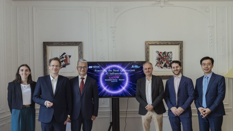 Steven Liu, CEO de NOVVA Group, y el Dr. Karsten Schlageter, director general de ABO Energy, durante la firma del acuerdo en París. Foto gentileza.